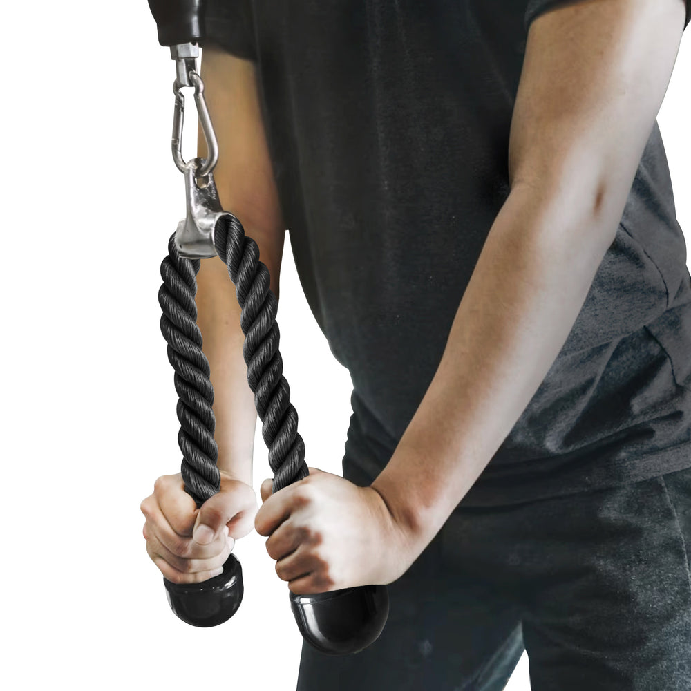Persona usando cuerda de tríceps negra para gimnasio en ejercicio de fuerza