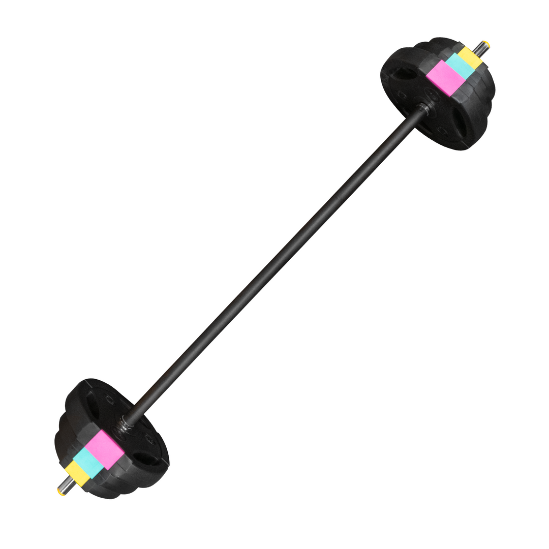 Barra de pesas fitness negra con discos y placas de colores sobre fondo blanco