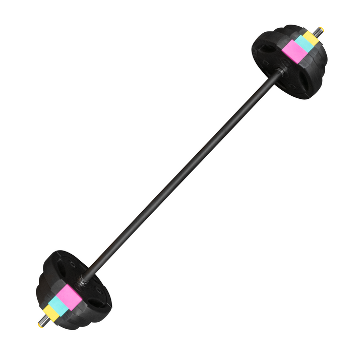 Barra de pesas fitness negra con discos y placas de colores sobre fondo blanco